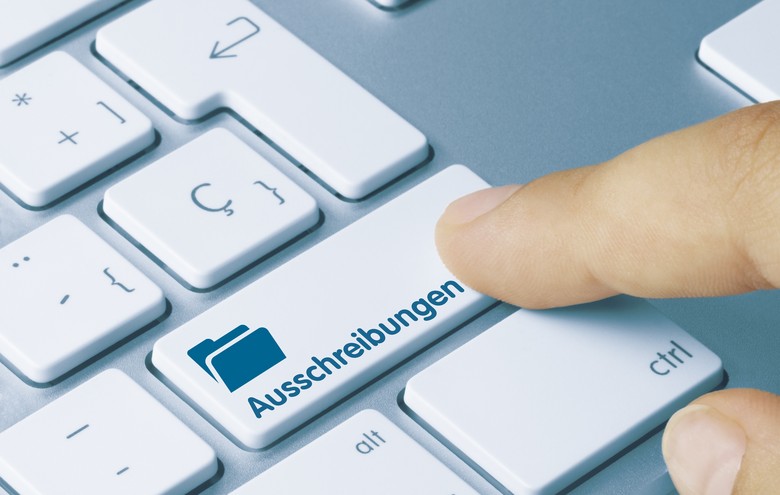 Foto mit Compiutertastatur mit einem Finger welcher auf eine Taste drückt wo Ausschreibung geschrieben ist